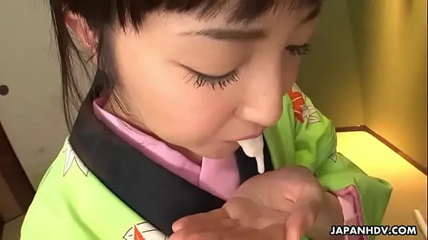 Asian bitch in a kimono sucking on his erect prick Filem hangat panas
