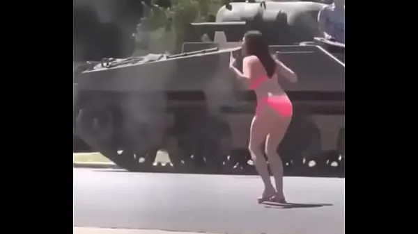 गर्म Guy smashes girl with tank गर्म फिल्में