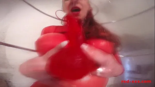 Gorące MILF Red shoves a dildo in her pussy while taking a showerciepłe filmy