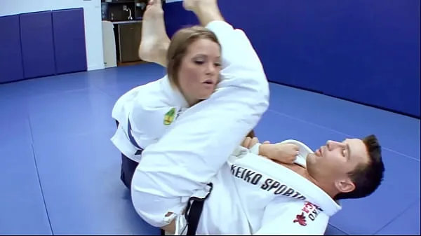 Vroči Horny Karate students fucks with her trainer after a good karate session topli filmi