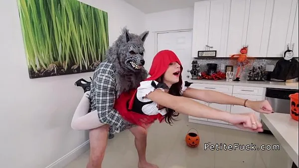 Gorące Little red riding hood takes big cock from wolfciepłe filmy