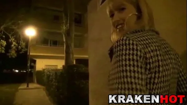 Blonde woman in the street looking for stranger men to fuck Films chauds