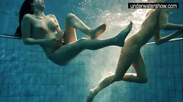 Two sexy amateurs showing their bodies off under water Film hangat yang hangat