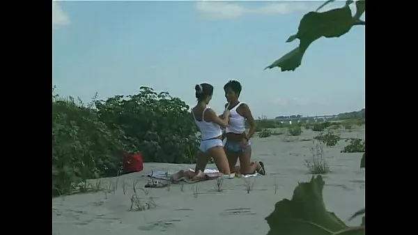 Quente Lesbians on the sand Filmes quentes