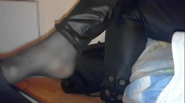 my gf dangling her heels in nylons and legging Films chauds