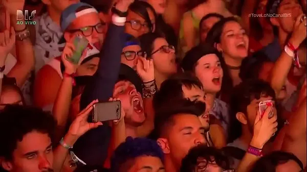 Heta Tove Lo showing her tits at Lollapalooza BR 2017 (At 1:38 varma filmer