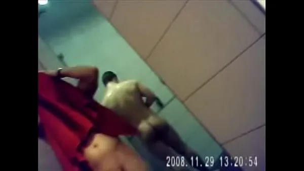 Hotte Hot and dick straight in the gym's bathroom varme film