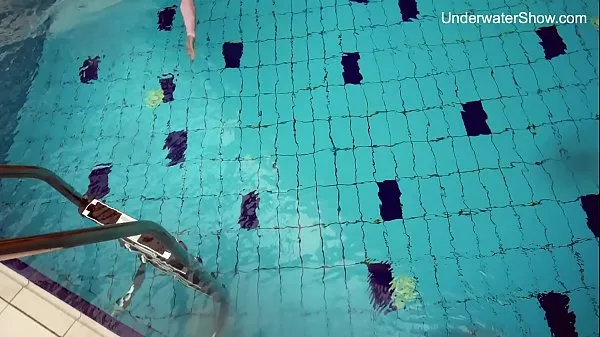 Menő Redhead Simonna showing her body underwater meleg filmek