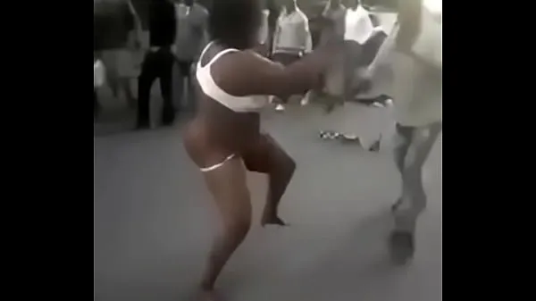 Heiße Frau Streifen völlig nackt während eines Kampfes mit einem Mann in Nairobi CBDwarme Filme