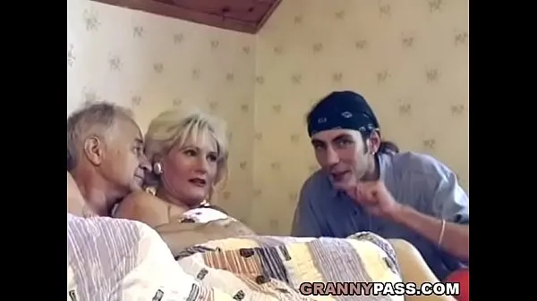 Kuumia Granny Threesome lämpimiä elokuvia