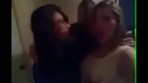 Lesbian brunettes banging while he recorded them Film hangat yang hangat