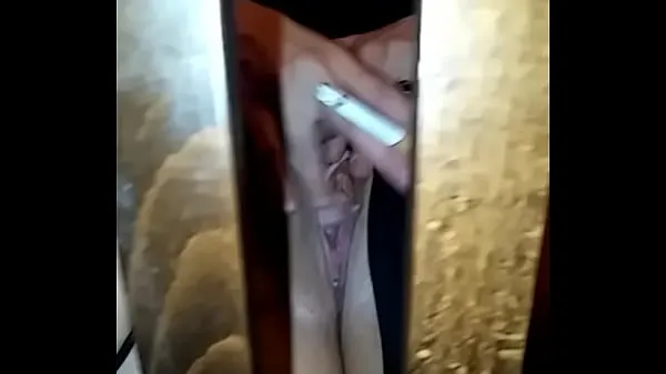 Vroči My hot wife smoking and rubbing clit in kitchen topli filmi
