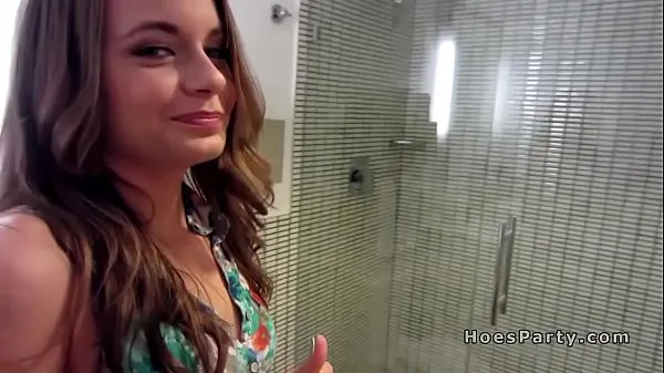 Vroči Four babes partying in hotel bathroom topli filmi