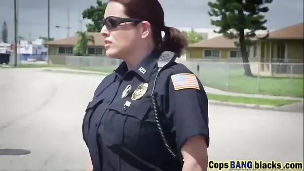 Hotte Busty policewomen a. black stud outdoors varme filmer
