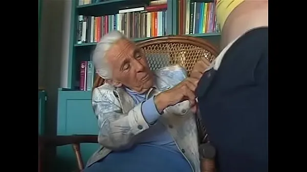 Películas calientes Abuela de 92 años chupando la polla de su nieto FLV cálidas