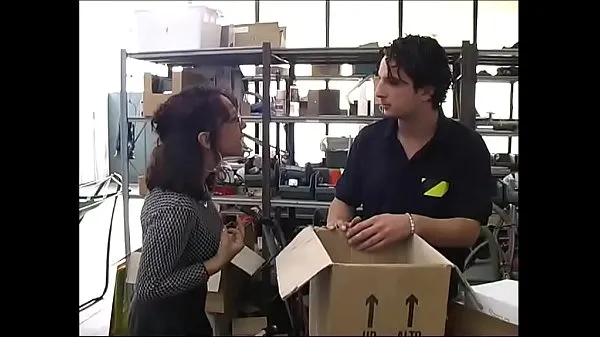 Vroči Sexy secretary in a warehouse by workers topli filmi