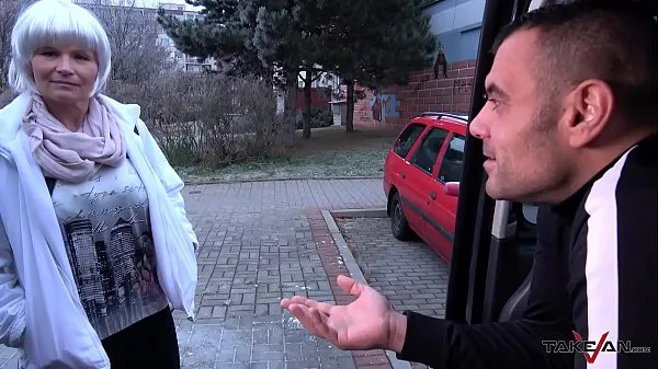 Vroči Cheap milf whore with fake hair wrecked by muscle stranger in driving van topli filmi