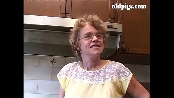 Hotte Old housewife sucking a young cock varme filmer