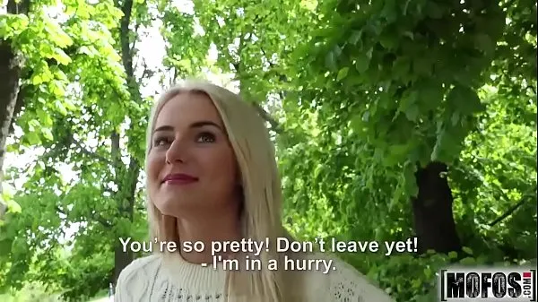 Gorące Blonde Hottie Fucks Outdoors video starring Aishaciepłe filmy