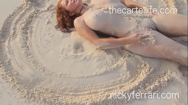 Vroči Nicky Ferrari tomando el sol desnuda en el Caribe topli filmi