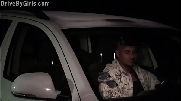 Bombasse blonde se déshabille dans une voiture en route pour un gang bang sexe publique Films chauds