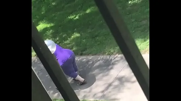 Huge Ass Granny On Crutches Candid Film hangat yang hangat