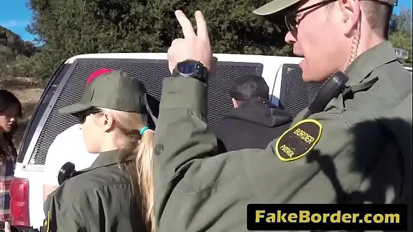 热Border patrol officers arrest and fuck a very hot i. immigrant温暖的电影