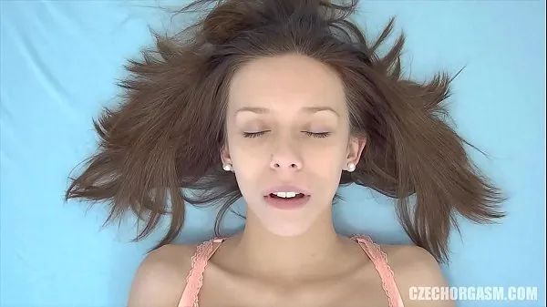Καυτές Curly Girl Massages her Clit ζεστές ταινίες