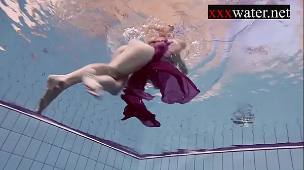 Vroči Smoking hot Russian redhead in the pool topli filmi