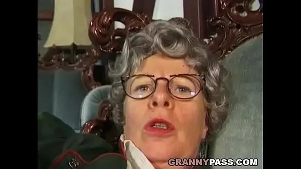 Heiße Oma fingert ihren Arschwarme Filme