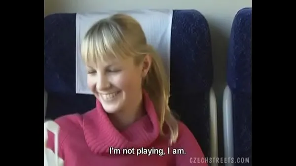 Películas calientes Calles checas Chica rubia en tren cálidas
