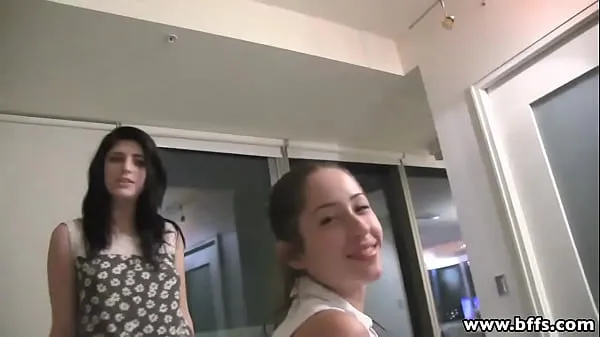 Nóng Adorable teen girls pajama party and one of the girls with glasses gets her pussy pounded by her friend wearing strapon dildo Phim ấm áp
