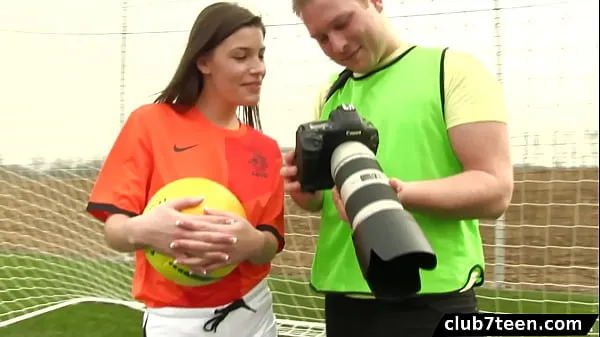 गर्म Teen female footballer fucks photographer गर्म फिल्में