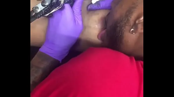 Horny tattoo artist multi-tasking sucking client's nipples Film hangat yang hangat