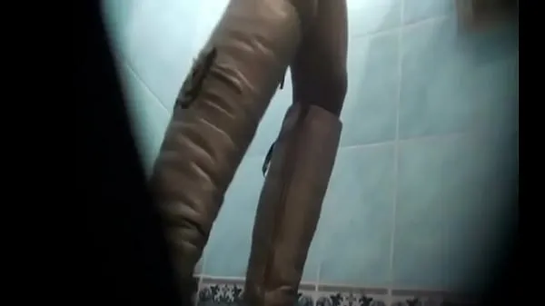 Vroči unaware teen coed hidden cam watched while pissing in the toilet topli filmi