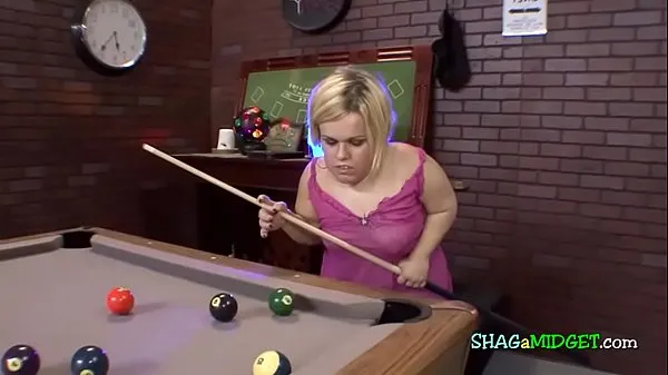 Vroči Midget turned on while playing pool topli filmi
