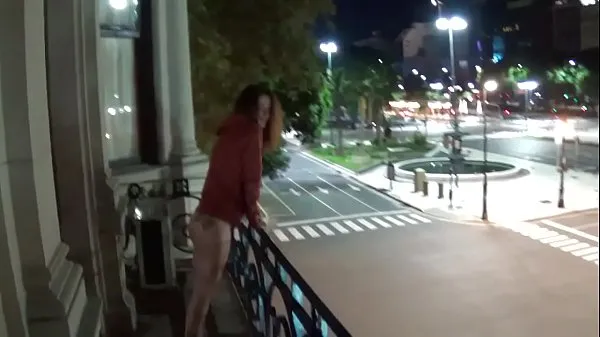 Hotte Outdoor public pissing from a balcony in America varme filmer