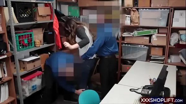 Nóng Cute teen brunette shoplifter got caught and was taken to the backroom interrogation office where she was fucked by both LP officers Phim ấm áp