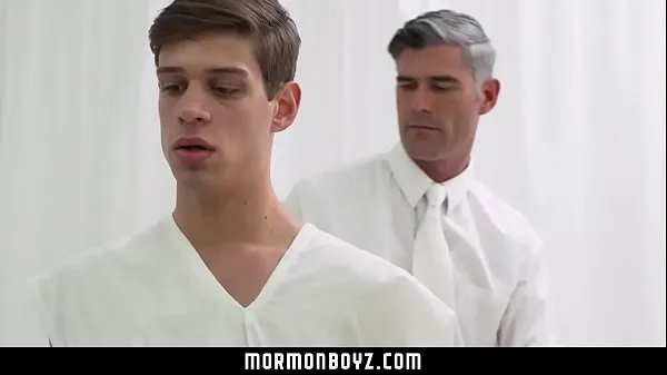 MormonBoyz- Old Stud Gives Eager Twink Bareback Creampie Filem hangat panas