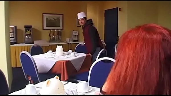 Gorące Old woman fucks the young waiter and his friendciepłe filmy