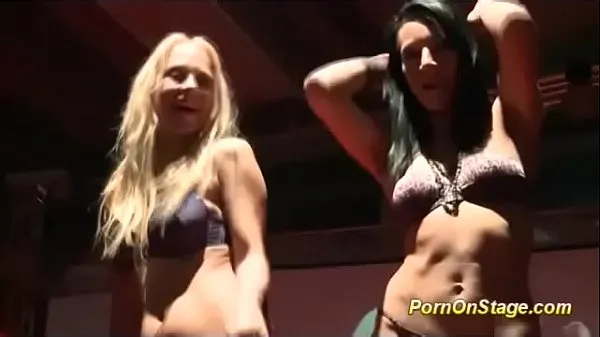 Quente lesbian porn on public stage Filmes quentes