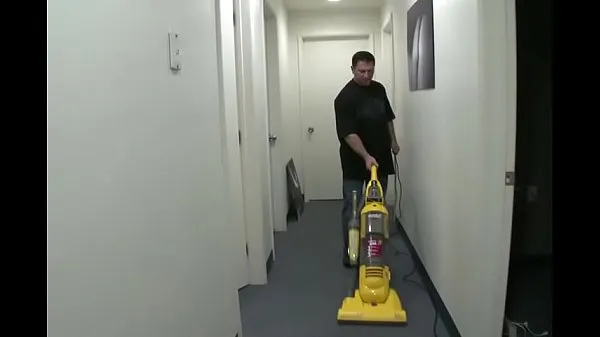 Hotte Cleaning man pulls out his cock at the sight of a blonde in heat varme filmer
