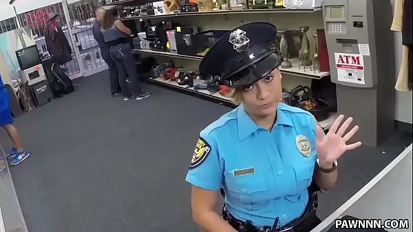 Heiße Frau Polizist will ihre Waffe verpfänden - XXX Bauerwarme Filme