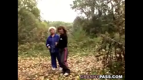 뜨거운 Granny Lesbian Love In The Forest 따뜻한 영화