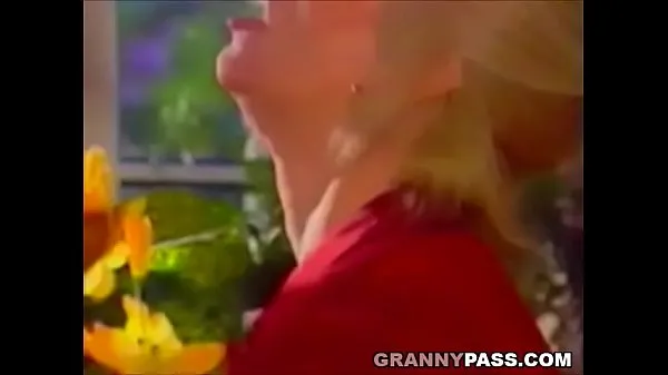 Film caldi Bionda nonna viene pestate sul tavolocaldi