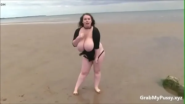 Kuumia Milf with big boobs show off by beach lämpimiä elokuvia