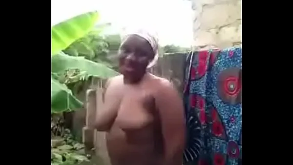 热african woman washes in front of her cam温暖的电影