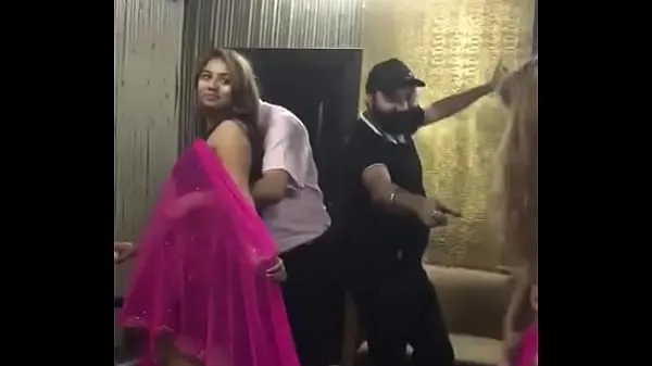 Hotte Desi mujra dance at rich man party varme film