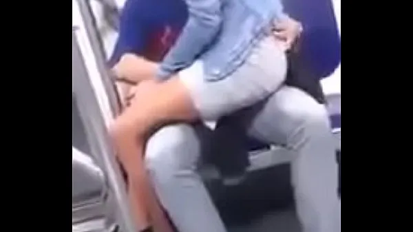 Quente Namorados transando no metrô Filmes quentes