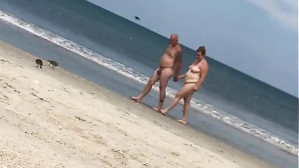 热ladies at a nude beach enjoying what they see温暖的电影